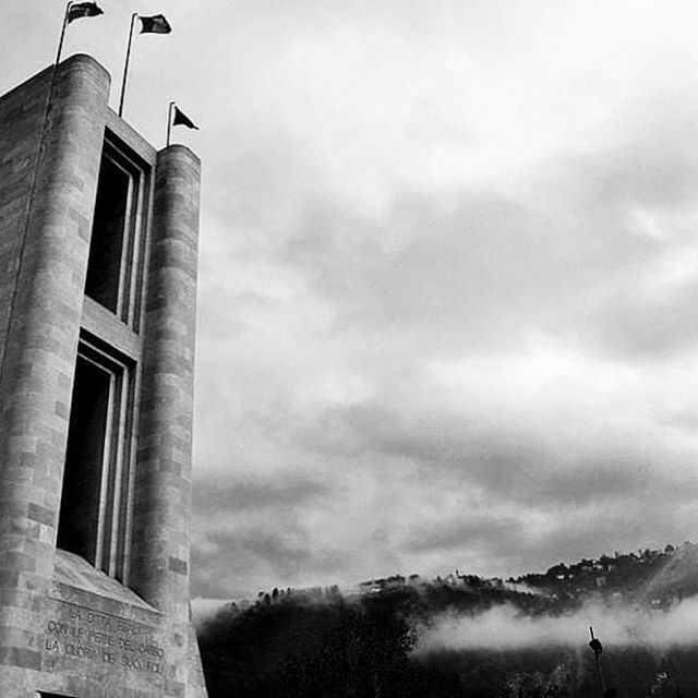 Monumento ai Caduti (1931-1933) - Giuseppe Terragni. #Como #art #arte #maarc #Terragni #razionalismo #astrattismo  #italy #italia #monuments #rationalism #astrattismo #lago #comolake #architecture #Santelia #volgocomo #volgoitalia #geo #geotravel #igers … ift.tt/2m596k0