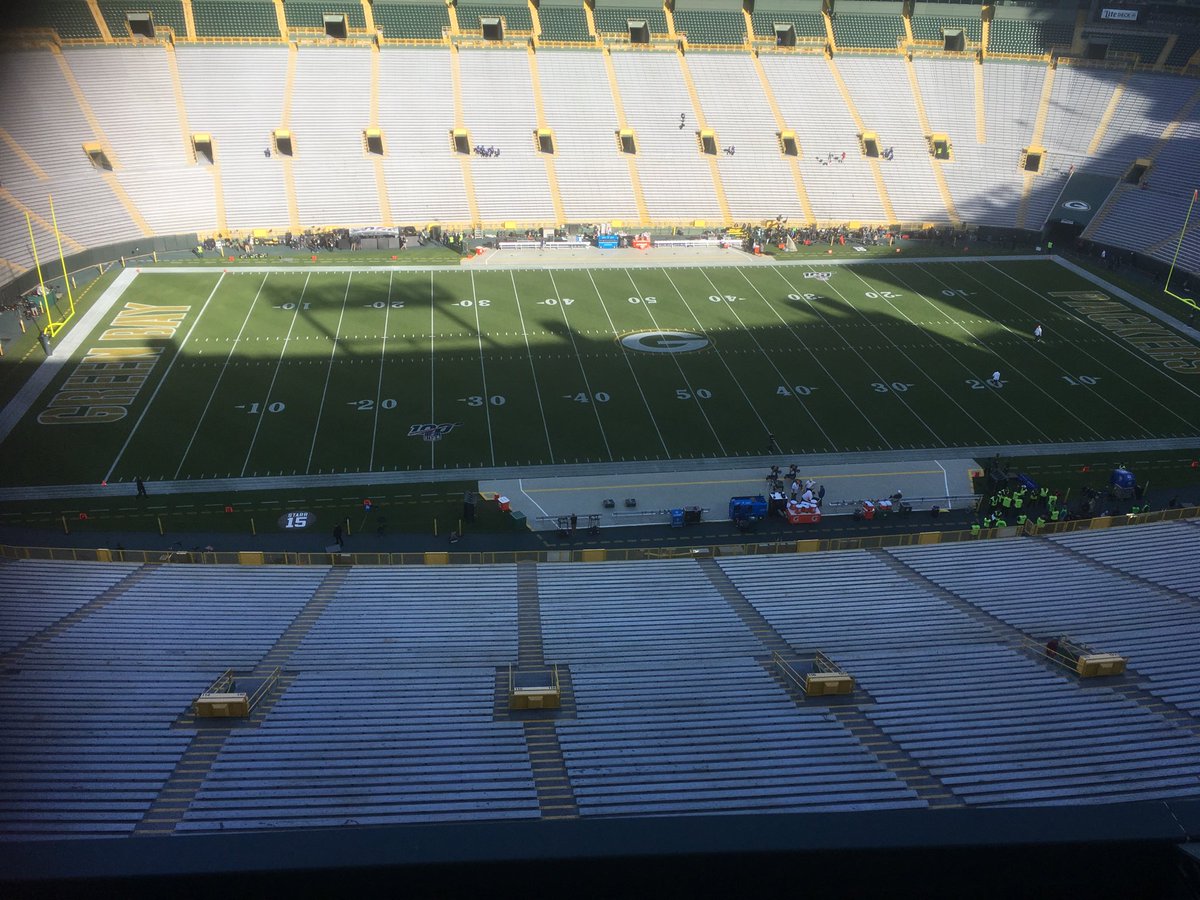 MacuBerral's tweet photo. Desde el historico Lanbeau Field!! Let’s win this one!!!! Go Eagles 🦅 https://t.co/gFOJBohEYt