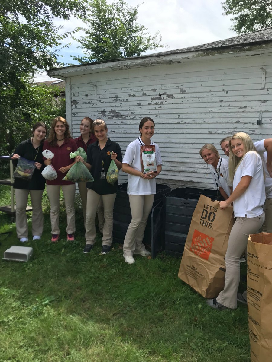 LoyolaAcademy's tweet photo. Honors Environmental Science students share their success in a recent project: "We did it! Our composting ambassadors set up—and will continue to manage—Loyola’s very own composting bins."
#handsonlearning #circulareconomy #wastestoppers #compostLA #goramblers https://t.co/7ZbLl6Q4Hb
