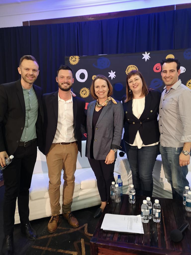 AardklopFees's tweet photo. Dankie aan almal wat deelgeneem het aan dié gesprek. Besoek https://t.co/yJcGZCQlKT vir inligting oor #Aardklop se gepreksreeks. #Redekabel @WinslynTV @kykNETtv @ProntuitTV https://t.co/qFqG5bayLG