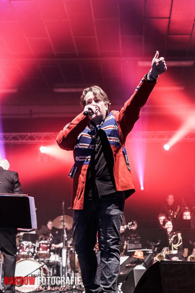 NO BRAKES

Tijdens de eerste editie van De Vrienden van Oranje Live werd Oranje bijgestaan door de muzikanten van No brakes. Deze samenwerking beviel zo goed dat ze er ook volgend jaar weer gewoon bij zijn!