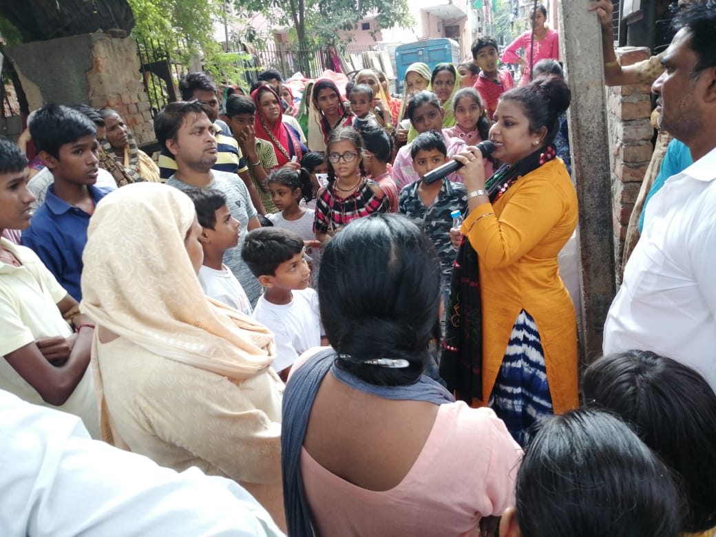 BaijnathMourya's tweet photo. #विधानसभा_मंगोलपुरी की विधायक @rakhibirla जी #आपका_विधायक_आपके_द्वार कार्यक्रम को आगे बढाते हुए लगातार जनता के बीच जाकर जनसंवाद कर रहीं हैं।
आज का जनसंवाद वार्ड-55के #R_Block में किया,जनता की समस्याओं को सुना और दिल्ली सरकार व अपने कामों के बारे में राय जानी.. 😊
@AAPDelhi https://t.co/1eCiFeSCG5
