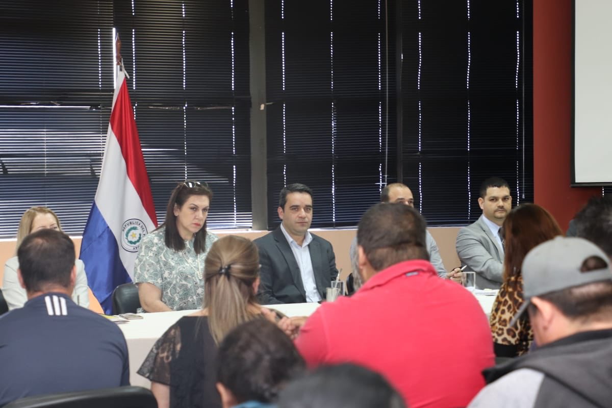 MIC_PY's tweet photo. 📌Representantes del MIC, @aduanapy @magparaguay @SENAVEParaguay @SENACSA #INAN, #DNVS @INCParaguay se reunieron con el fin de plantear soluciones que puedan ser dadas por cada una de ellas ante las necesidades de los importadores menores de Puerto Falcón e Itá Enramada 🙌🇵🇾 https://t.co/YcjxlUoeVE