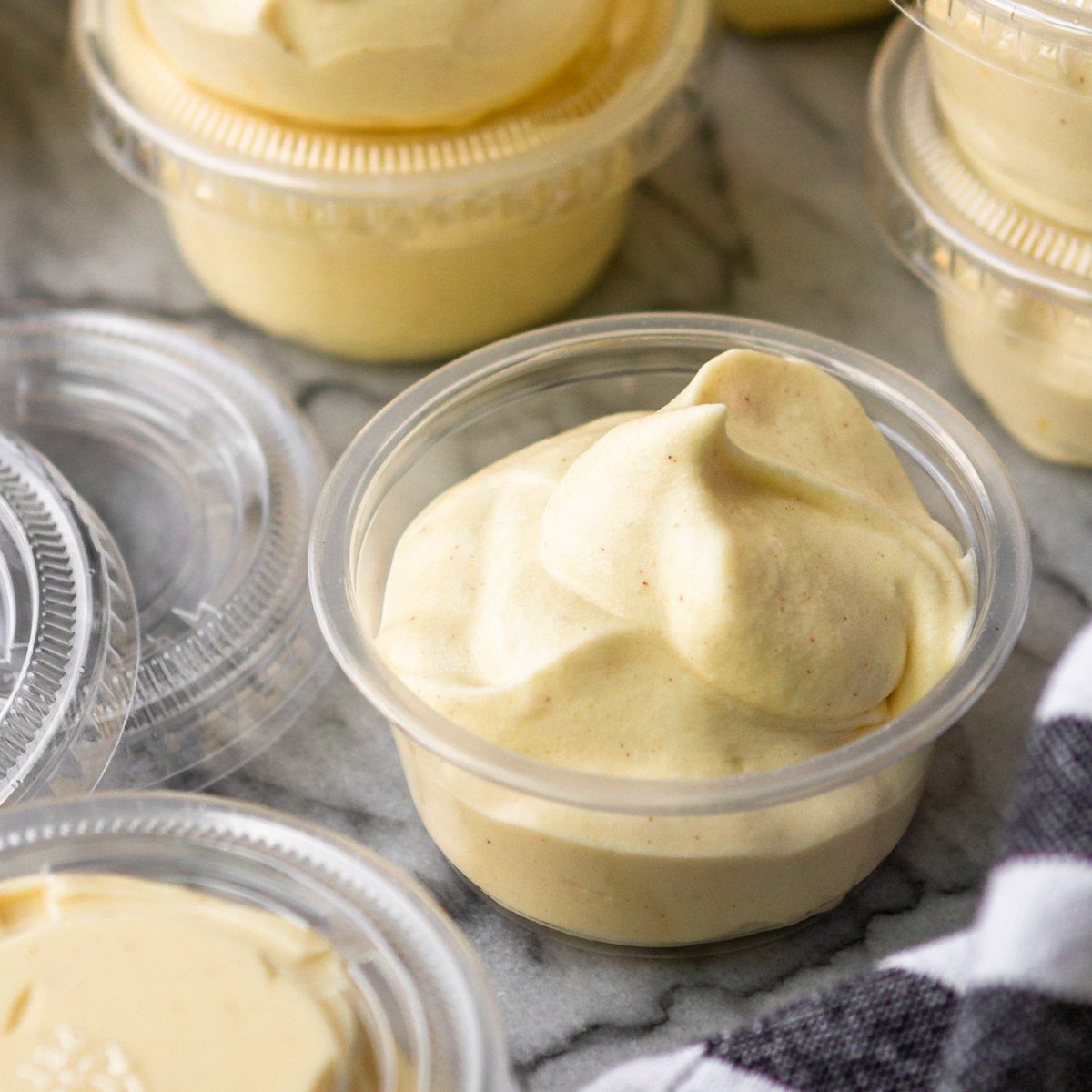 TaraKuczykowski's tweet photo. 🍨 These dreamy RumChata pudding shots are luscious little cups of cinnamon-y, vanilla-y alcohol-infused pudding that will be the star of your next cookout or tailgate! https://t.co/3O1eo1bye7 #puddingshots #alcoholicdrink #partydrinks https://t.co/wdzKwPYQtv