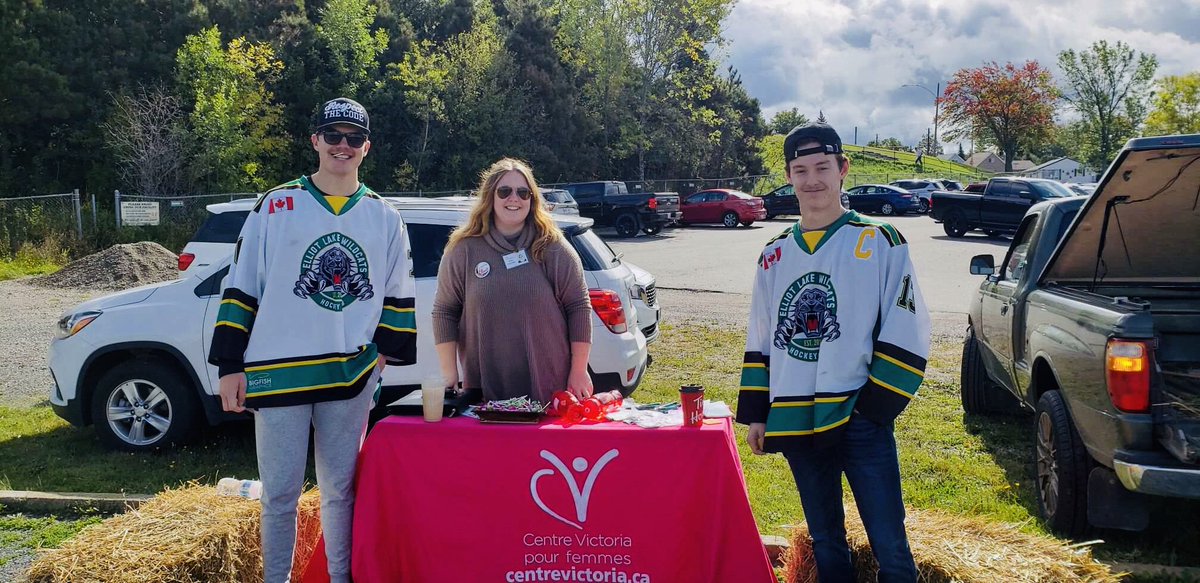 MaplegateHouse's tweet image. Massive thank you to our hometown team the @ELWildcats for helping out and showing their support for @TBTNFoundation at ELSS today! Good luck tomorrow in your first home game of the season! #tbtn #CommunityEngagement 😊