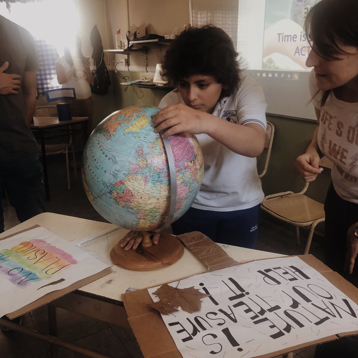 sofianewlands's tweet photo. everyone is working hard to get out of the scape room! #rockingsdgs #spreadsdgs #colnls @ONU_es @GretaThunberg https://t.co/Qu1y5zWFx1
