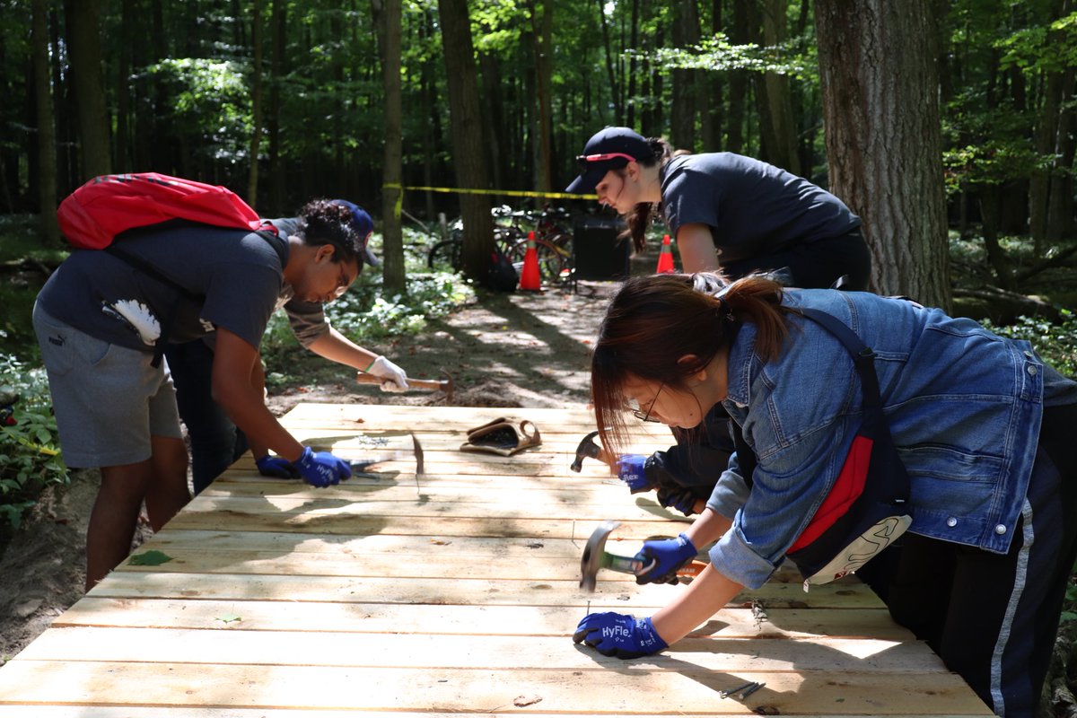 UofGStudentExp's tweet photo. Project Serve Day 2019 was a success! Over 400 students went out in our community to lend a helping hand. #UofG #ImproveLife #UofGStudentExp https://t.co/e5Y7n3UpK5