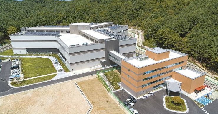 dcdnews's tweet photo. #DCDNews Samsung SDS targets cloud growth in South Korea with Chuncheon data center https://t.co/9ASAr34nBp

To help reduce reliance on sister firms #DataCenter #DataCentre #Korea #Cloud #CloudComputing https://t.co/o0kOH1jLP6