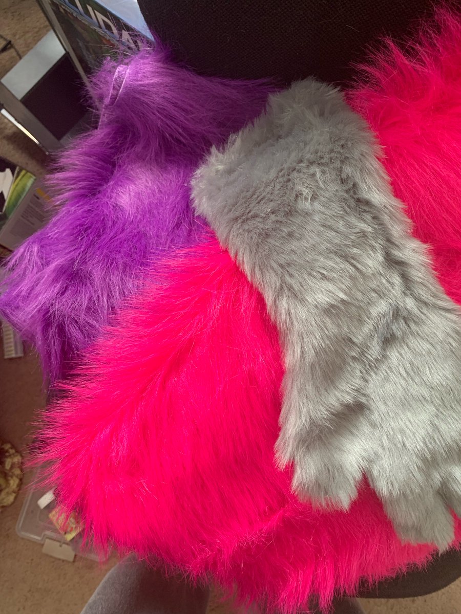 kitzayena's tweet photo. I started on my fur suit this morning, and it’s super exciting! Stitches are... weird and wonky. This one is a test go, though, so totally fine. But putting the glove/paw on, and seeing it, was phenomenal. *vibrates excitedly* #fursuit #furries #makingday https://t.co/V8QYdddQm6