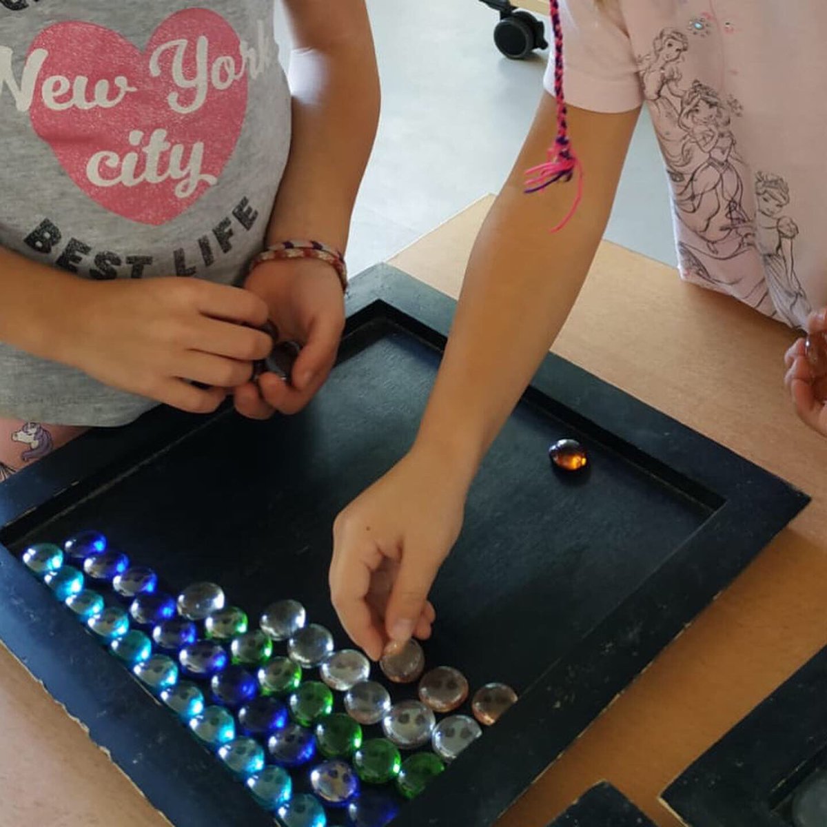 ColegioAmoros's tweet photo. Propuesta de juego: marco y piedras de cristal. Mil y una posibilidad: formas varias, alinear, comparar, letras, respetar turno, proponer, sacar, emparejar, corresponder...nunca unas piedras dieron tanto juego #piezassueltas #materialnoestructurado #escuelainfantilAmorós #5años https://t.co/EWyNLQcNGw