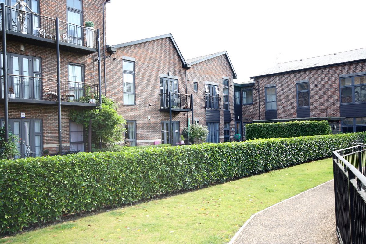 NickGriffithsUK's tweet image. I've just listed this stunning two bedroom apartment for £1300pcm. Located in a beautiful location, amongst 7 acres of grounds, it's definitely one to view. Beautiful walks on the doorstep as well as an onsite tennis court. #Woking #WokingProperty #LookForTheLogo #WeLoveWoking