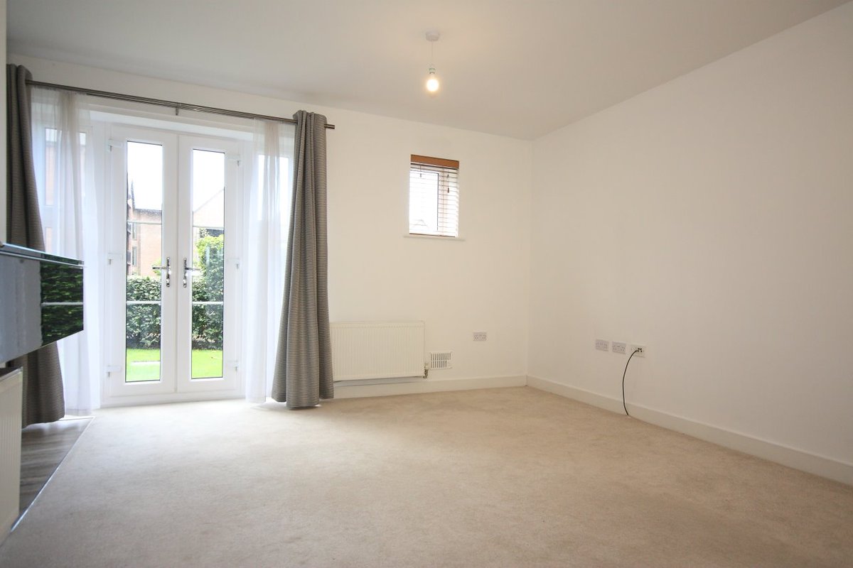 NickGriffithsUK's tweet image. I've just listed this stunning two bedroom apartment for £1300pcm. Located in a beautiful location, amongst 7 acres of grounds, it's definitely one to view. Beautiful walks on the doorstep as well as an onsite tennis court. #Woking #WokingProperty #LookForTheLogo #WeLoveWoking