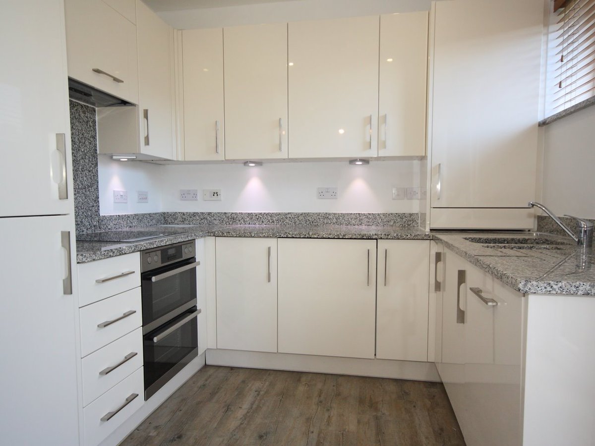 NickGriffithsUK's tweet image. I've just listed this stunning two bedroom apartment for £1300pcm. Located in a beautiful location, amongst 7 acres of grounds, it's definitely one to view. Beautiful walks on the doorstep as well as an onsite tennis court. #Woking #WokingProperty #LookForTheLogo #WeLoveWoking