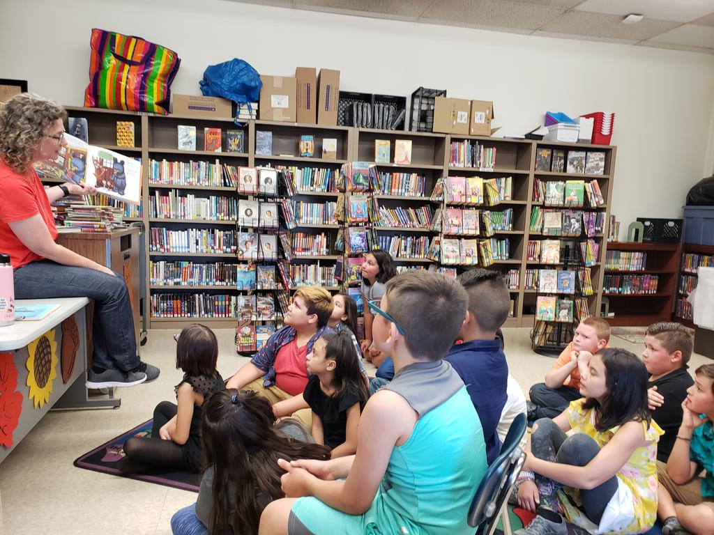 MrsKaras4thgr's tweet photo. Never too old for a good picture book🤗 Thanks @chayes0114 for sharing a BRAND NEW book with us! 📕 @RyanT_Higgins
#BrucesBigStorm #RyanTHiggins
#hiawathapride #d100inspires https://t.co/U9bZrRa4g2