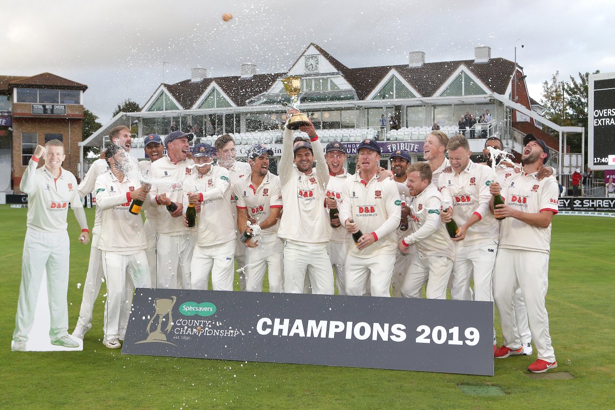 Lift it high, <a href="/rtendo27/">Ryan ten Doeschate</a>! 

#Champions 🍾🏆
