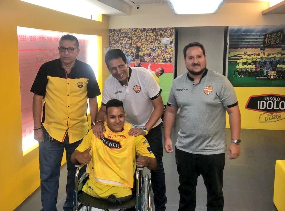 JorgeNoreroS's tweet photo. Esta es la historia de #AngelMora nació sin sus extremidades inferiores, vive en #LaTroncal y pese a eso desde los 14 años asiste continuamente al #MonumentalBP 
Ayer @bsc_fundacion le entregó una silla d ruedas para mejorar su calidad de vida. Ejemplo de #BarcelonistadeCorazón💛 https://t.co/pO4GPLk1ex