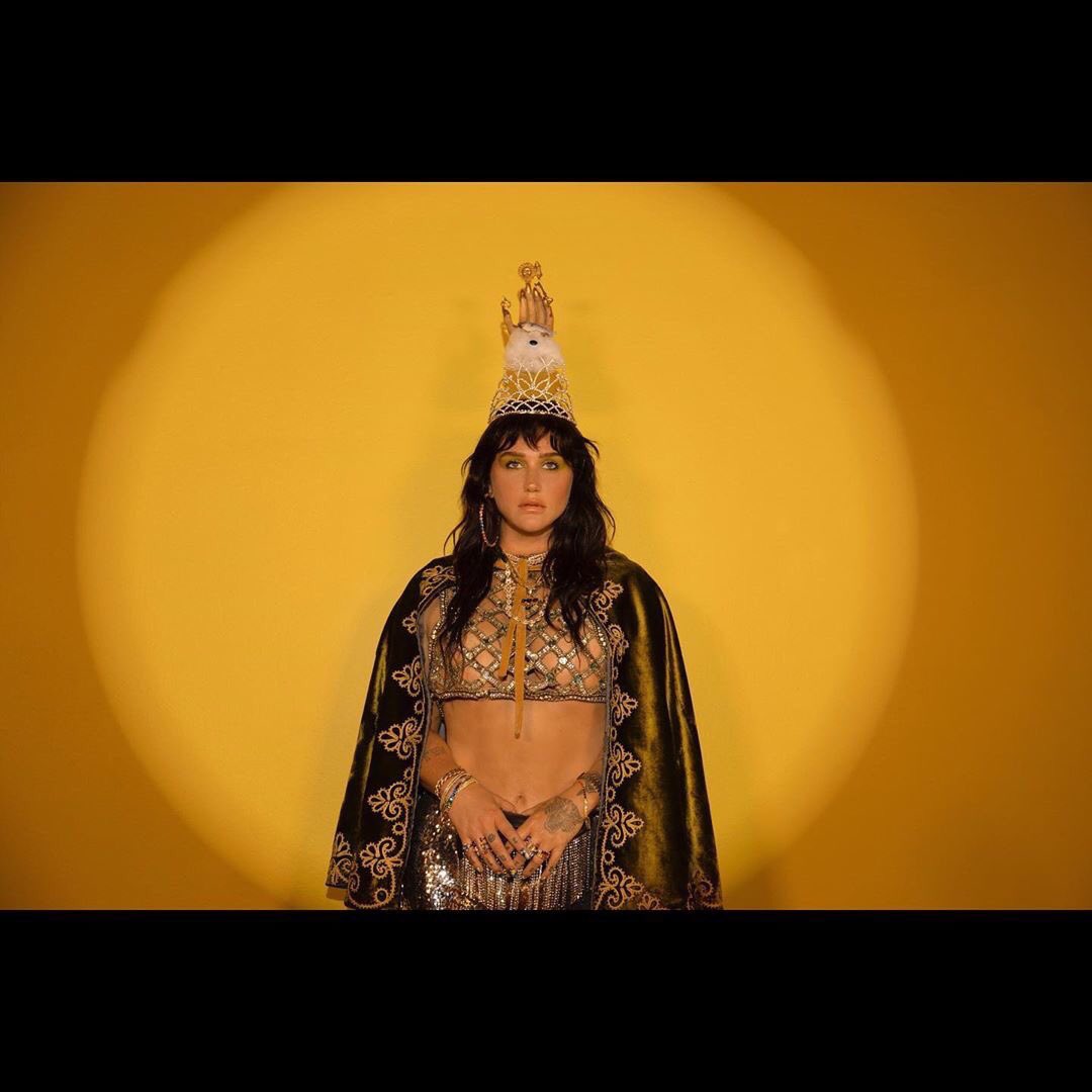 مين مستعد لاغاني جديدة !  اعلنت كشا عن اصدار موسيقى جديدة قرييييبا جدا ً💛