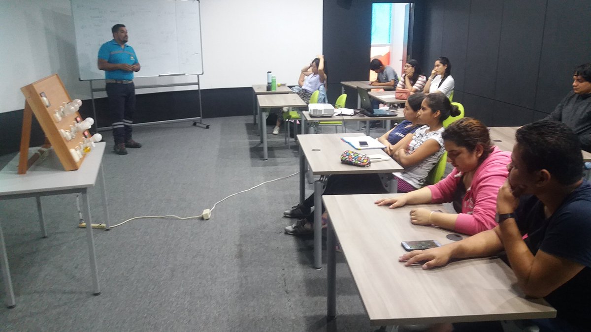 #GalapagosSustentable
Estudiantes de Oceanografía de la <a href="/espol/">ESPOL</a>, participaron de una Charla sobre #EficienciaEnergética en las instalaciones del <a href="/ciergalapagos/">CIER Galápagos</a>. La actividad de difusión fue realizada por el analista en el área, Ing. José Lazo. <a href="/FranklinOrmaza1/">Franklin Isaac Ormaza</a>