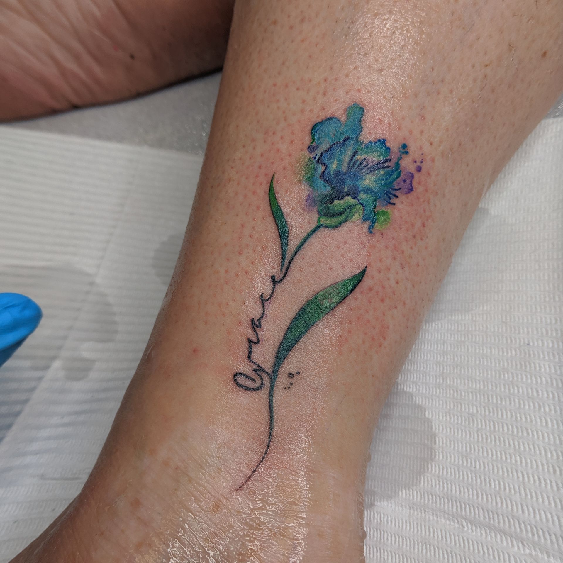 Amy Zager I Love Putting A Watercolor Twist On These Sweet Minimalist Floral Tattoos This Is Going Back Home All The Way To Canada With A Lovely Client Who Trusted