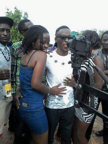 JiptaFez's tweet photo. In this picture i am one holding four cousins bottle (full of water)...we wr in a #video_shoot in 2012. Far deep in the village bushenyi...#Echo_Mullah_Rich_kings. was the name of our crew.
@Andreholy4 https://t.co/AR9jcHqKz9