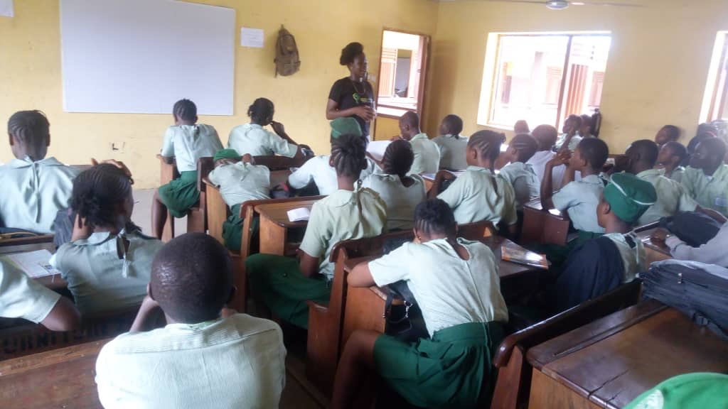 reesafrica's tweet photo. Yesterday @ChiadikaJoy Team Lead Lagos represented us at Kuramo college, Victoria Island to create awareness on climate change through environmental education. The students were taught on the importance of tree planting and keeping their surroundings clean.
#reesmillennial https://t.co/qKofb14nIK