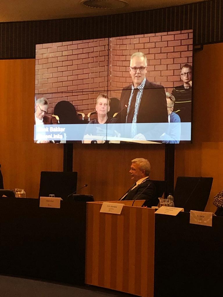 Geweldig: Toekomststoel in Raadszaal <a href="/RaadWkwartier/">Gemeenteraad Westerkwartier</a> zodat bij besluiten de volgende generatie niet vergeten wordt evenals het afscheid van <a href="/FokkoW/">Koos Wiersma</a>. Bedankt voor 9 maanden inzet en succes in @GmAppingedam !