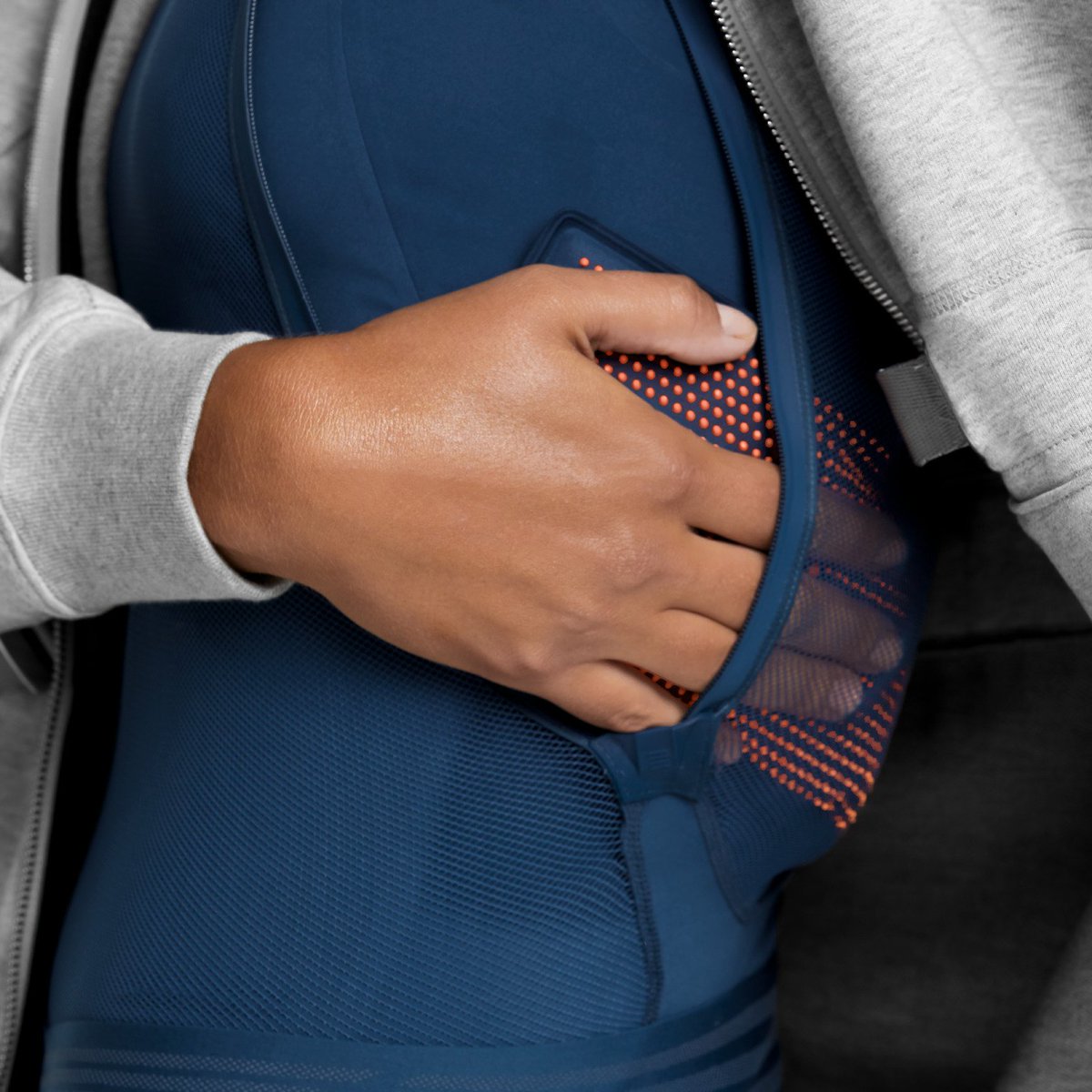 snapbac's tweet photo. No need to bring out the saran wrap and bags of ice after your next #workout. Our garments have got you covered with ice therapy pods that deliver active #recovery, providing #temperaturetherapy, all without inhibiting movement. #GameChanger https://t.co/10oc3qHvW4 https://t.co/tKLLnTp089