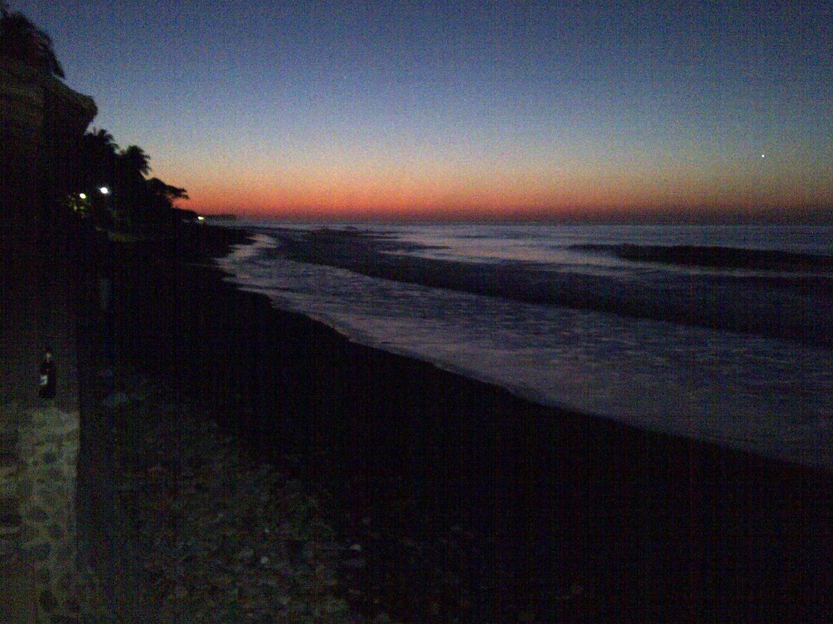 El amanecer desde la playa El Tunco feliz día