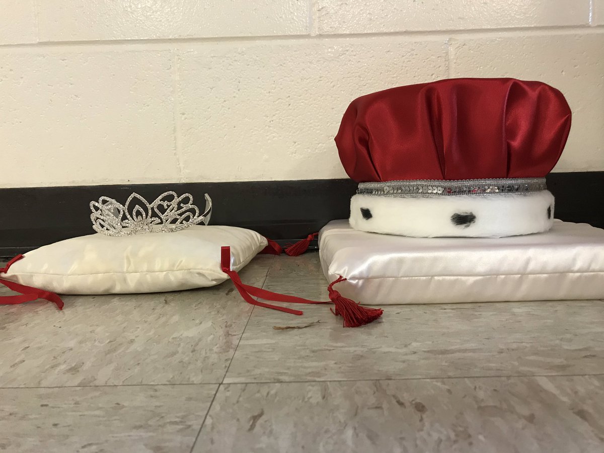 burnace_9's tweet photo. Find out who will get these beauties! T-1 hour till Coronation starts at Plainview High #kingandqueen #attackthepack @PHSPiratePride https://t.co/PObbZ4hEKV