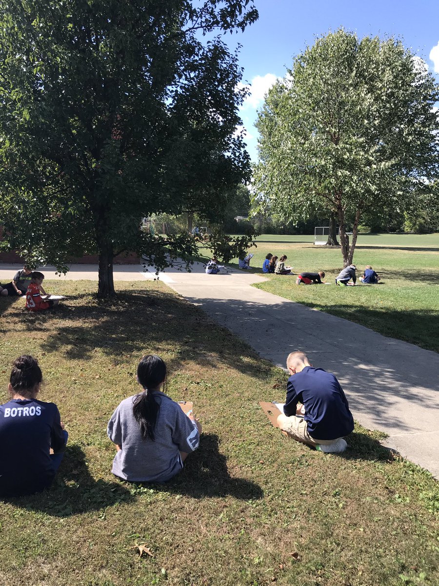 Beautiful day for outdoor art!     #drawing #observationaldrawing #drawwhatyousee #EWart #EWpride @Miss_Jennings8 @Mrs_Benduhn