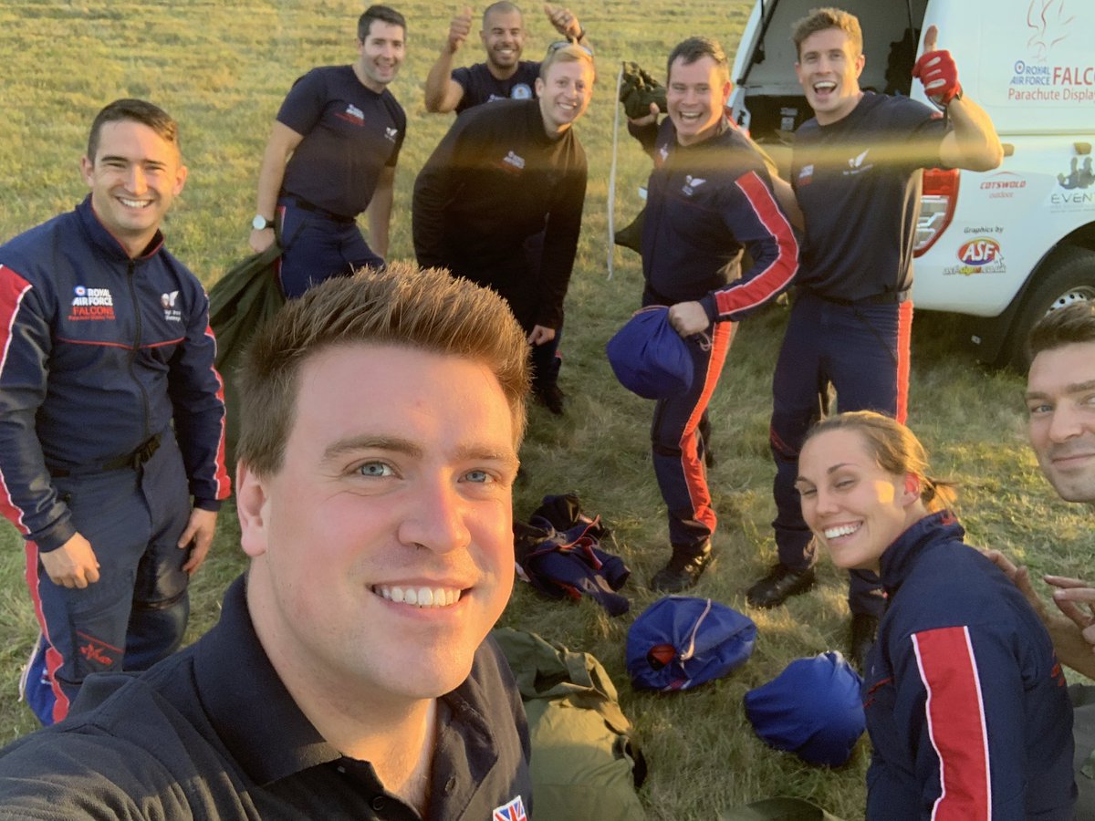 alexngill's tweet photo. Final display this season as a commentator for @RAFFalcons Parachute Display Team! Roll on 2020! #falcs #teambzn https://t.co/gbedDyg4LF