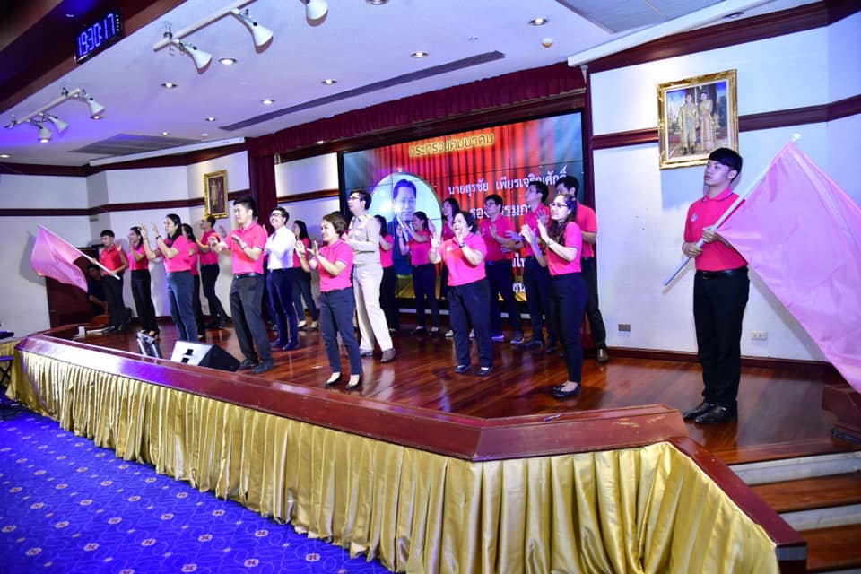 MOTOneTransport's tweet photo. นายศักดิ์สยาม ชิดชอบ รัฐมนตรีว่าการกระทรวงคมนาคม เป็นประธานในพิธีมอบโล่ที่ระลึกแก่ผู้เกษียณอายุราชการของกระทรวงคมนาคม ประจำปีงบประมาณ พ.ศ. 2562 ในวันที่ 25 กันยายน 2562 ณ อาคารสโมสรและหอประชุมกระทรวงคมนาคม#กระทรวงคมนาคม #Onetransport #MOTOnetransport https://t.co/ym4tfQ13lG
