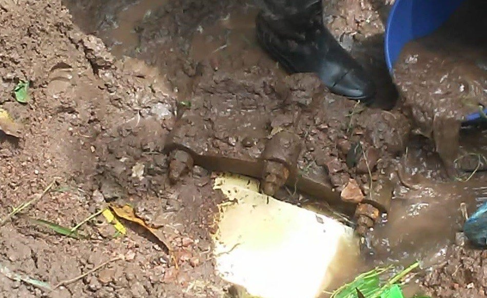 EscuinapaSinMx's tweet photo. Repara Jumapae fuga de agua en acueducto Baluarte-Teacapán. https://t.co/ww8rYNT8gz https://t.co/jbEOwwUnfm