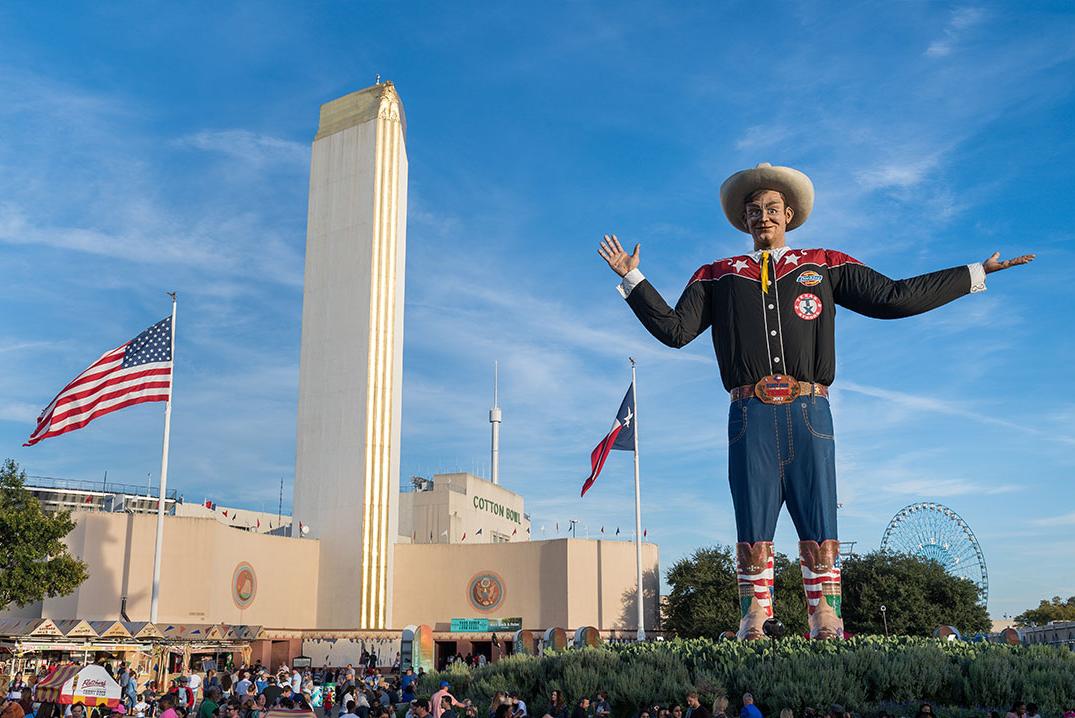 dartmedia's tweet photo. You know autumn is here when the @StateFairOfTX begins! This weekend has your first chance to get some decadent fried foods, your last chance to get some fresh local produce and a legendary football game, too. More at: https://t.co/aNpzLDeDxA.
#YourRideThisWeekend #DART2StateFair https://t.co/fjP3f832DN