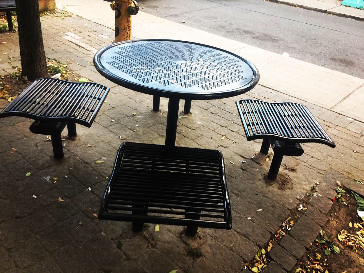DefensiveTO's tweet photo. Sitting within the lines
#defensiveTO #HostileDesign #DefensiveArchitecture #HostileDesign #PublicSpace #Toronto #MappingDefensiveTO https://t.co/YmEg94ogig