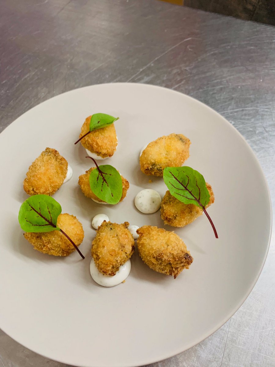 Twenty_seven_xx's tweet photo. Here we go! π₯
Kicking off #frenchnight right! ~ Crispy Frogs Legs a lΓ Grenouille
#twentysevendoesfrance #trenchermansfinalist #restaurantoftheyear #tasteofthewest #frenchcusine #drinksflight #tastermenu #frogslegs #happycustomers #kingsbridge #foodies #bossingit https://t.co/SQmrAAKJy1