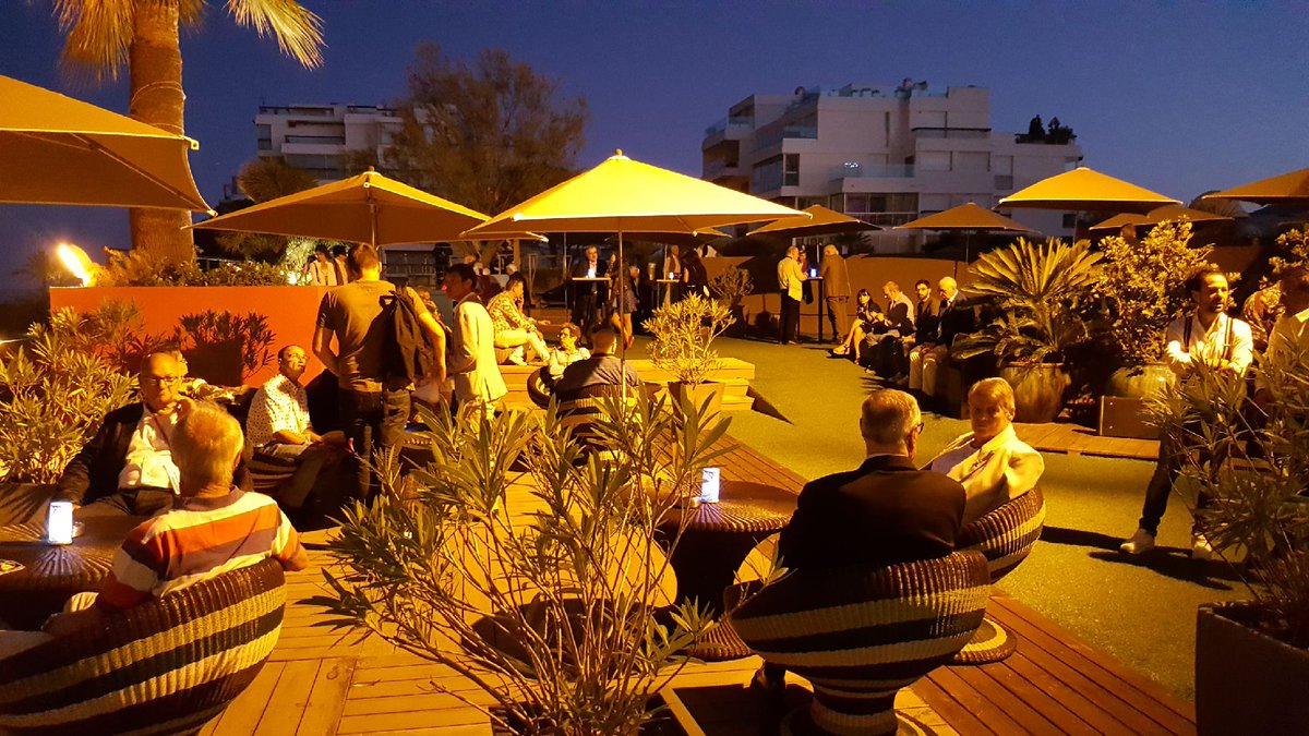 MagieFFAP's tweet photo. Apéritif en bord de mer avant le banquet spectacle. https://t.co/rZVMBzcyUL