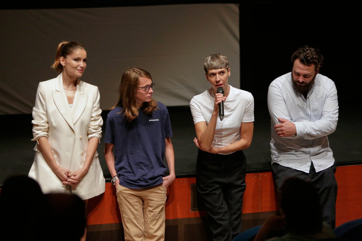 sansebastianfes's tweet image. #67SSIFF | #NewDirectors | 'Le milieu de l'horizon'

Delphine Lehericey, directora🗣"Estamos muy contentas de estar en #SSIFF para mostrar la película, que hemos hecho con el corazón y la emoción de los que estamos aquí".
Premio Lurra de @greenpeace_esp  #HuelgaMundialPorElClima