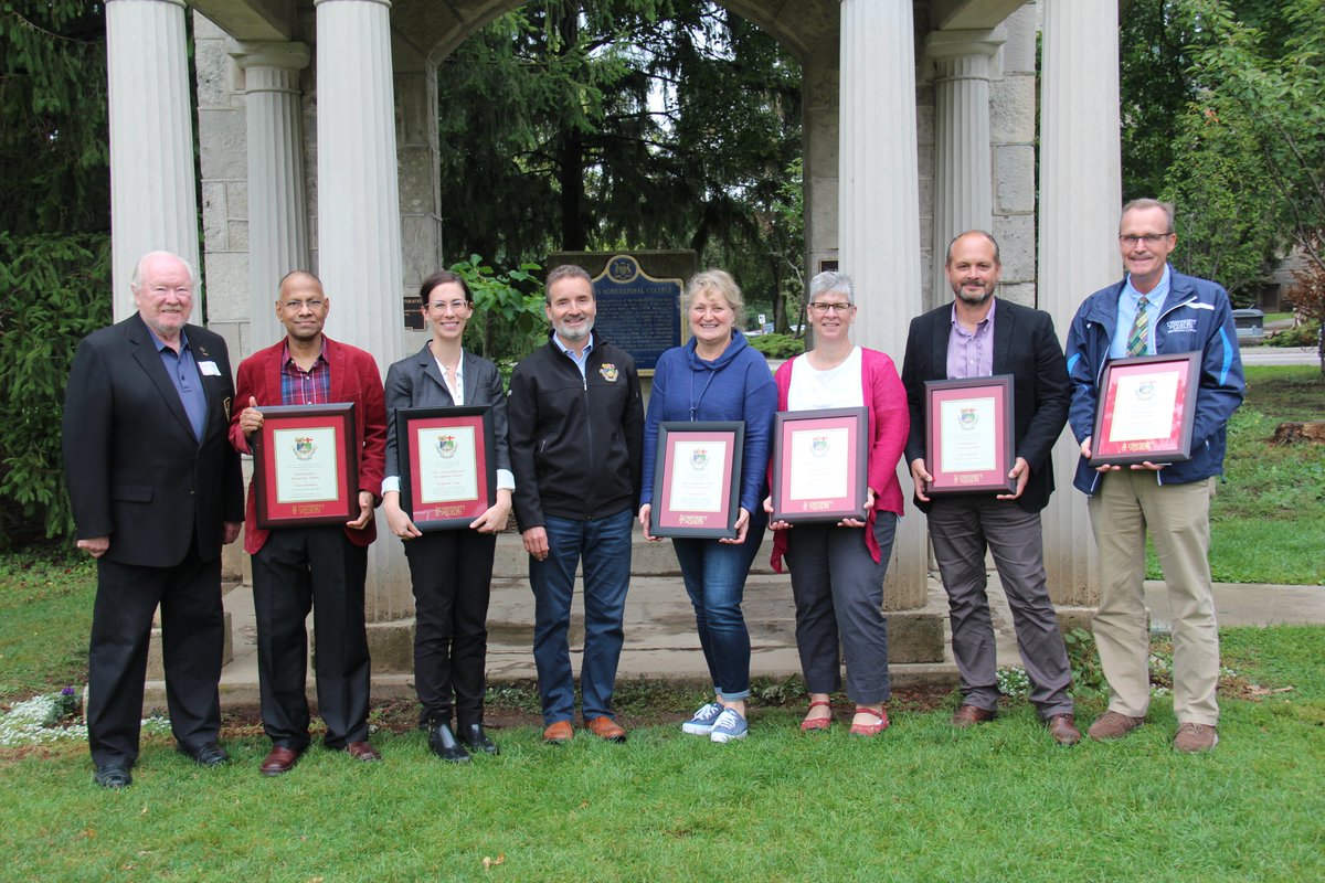 2019 OAC Faculty &amp; Staff Awards Presented🏆

uoguelph.ca/oac/news/2019-…

On Sept. 12th, four faculty members were presented with the 2019 OAC Alumni Association and OAC Alumni Foundation faculty awards. And the 2019 OAC staff awards were presented. Congrats!🎉