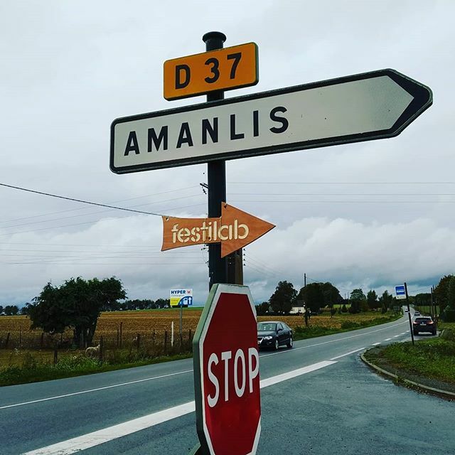 LaFabriqueRafCo's tweet image. Fléchage en cours pour le #FestiLab de ce weekend ! On vous attend nombreux !
On recherche également des muscles 💪 demain, Vendredi, pour nous aider à monter les barnums ! 😁⛺ instagram.com/p/B24kUpRo6u6/