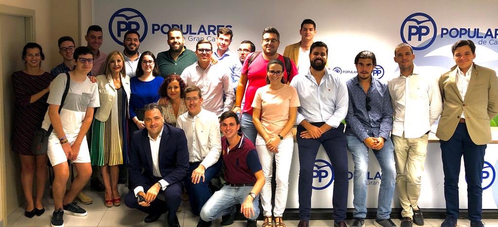 MariaAustraliaN's tweet photo. Hoy, en la Junta Directiva de @nnggcanarias. Nuestra organización juvenil estará siempre presente en todas y cada una de las actividades que organice el partido, con su propio protagonismo. La unión y la cohesión de todos marca un futuro positivo y esperanzador para @ppdecanarias https://t.co/5Mr5LgZP6e