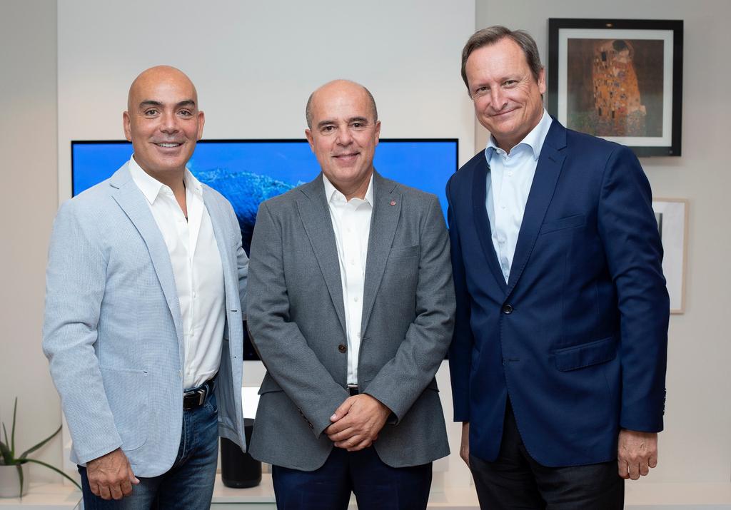jaimedejaraiz's tweet photo. Un lujo haber compartido hoy reflexiones sobre #sostenibilidad, #cambio #climático, #compromiso #empresarial con @kikesarasola y Fernando Terry, máximos responsables de @RoomMateHotels y @Osborne_es. Gracias por visitarnos en @lg_es y uniros al #retosmartgreen #unapersonaunarbol https://t.co/ZLKpSjCZhW