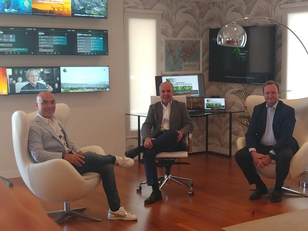 jaimedejaraiz's tweet photo. Un lujo haber compartido hoy reflexiones sobre #sostenibilidad, #cambio #climático, #compromiso #empresarial con @kikesarasola y Fernando Terry, máximos responsables de @RoomMateHotels y @Osborne_es. Gracias por visitarnos en @lg_es y uniros al #retosmartgreen #unapersonaunarbol https://t.co/ZLKpSjCZhW