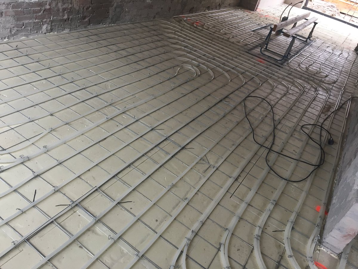 ZillahDe's tweet photo. Wat een geweldig warme donatie hebben we vandaag mogen ontvangen van de #Werkendamseverwarmingsindustrie en #Multitherm. Echt ongelooflijk dankbaar dat deze 2 bedrijven uit onze gemeente Altena de vloerverwarming voor ons gesponsord hebben. Echt zo fijn! #dankbaar https://t.co/z0HtDZwn3s