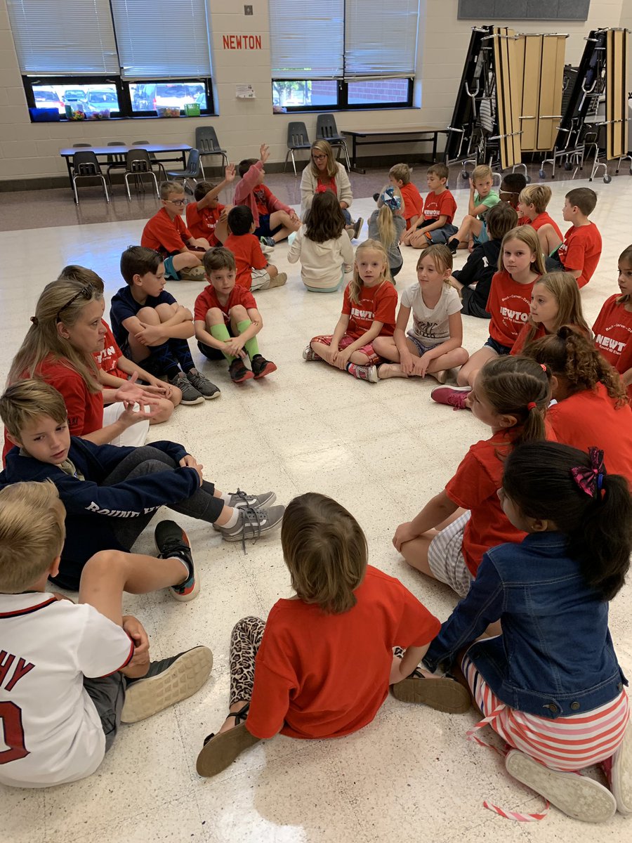 TheBearyHappySC's tweet photo. Learning about community service projects @RoundHillES during our house meeting #K9sforWarriors #newtonhouse #pbis https://t.co/x9IYLc1r1H