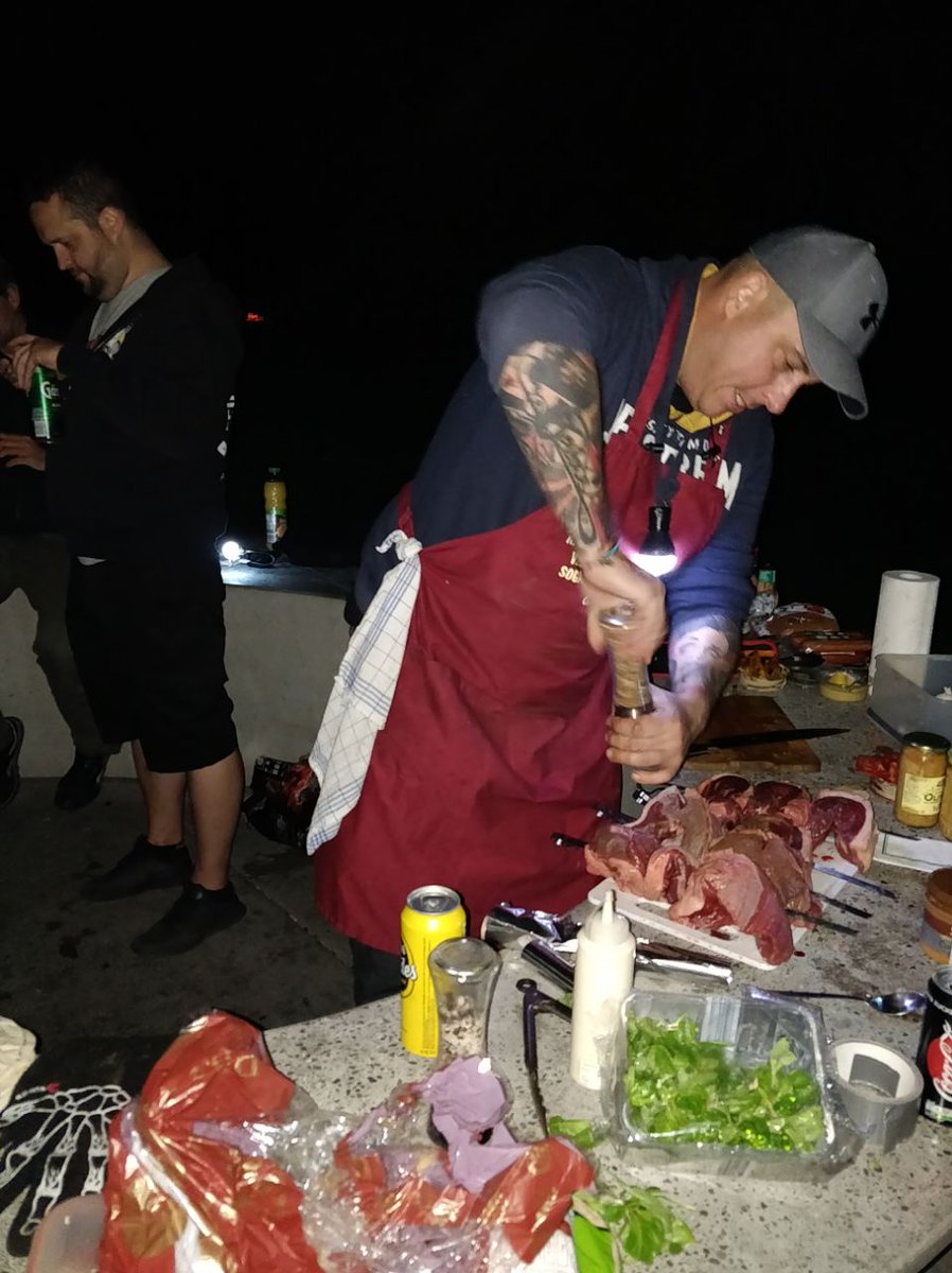 ResistanceWien's tweet photo. Dinnertime! Thx Grillmeister Z https://t.co/77eArAx9Sj