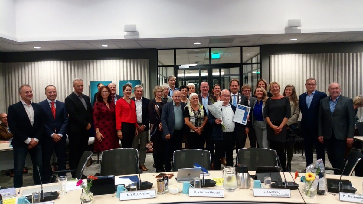 Frits van Breda, verslaggever van de Leusder Krant, werd vanavond door burgemeester  @gerolfjb   onderscheiden met de Penning van Verdienste. College en raad van @gem_leusden danken hem hiermee voor zijn lange staat van dienst en zijn bijdrage aan de lokale democratie.