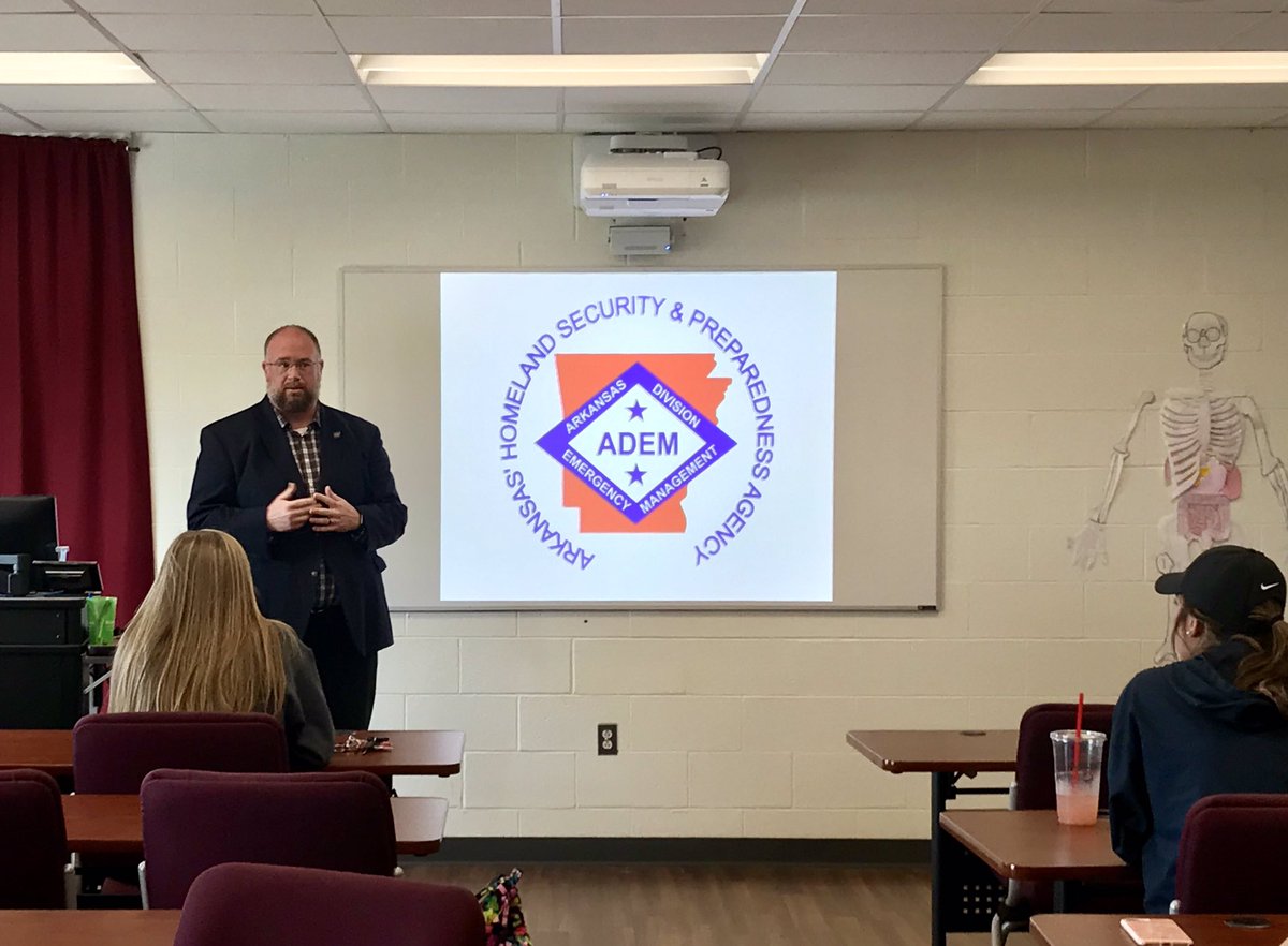 astate_dpem's tweet image. Thanks to @SJBass77 for speaking to our Principles of Disaster Management course on the disaster recovery process. Scott is from the Arkansas Division of Emergency Management. #DisasterMaster #DPEM #WolvesUp