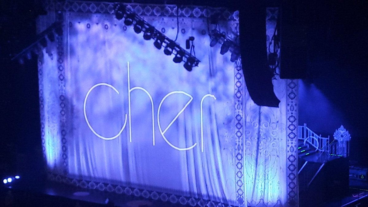 jeabos's tweet photo. Waiting...@cher @MBArenaBerlin https://t.co/oj6VT6NAjP