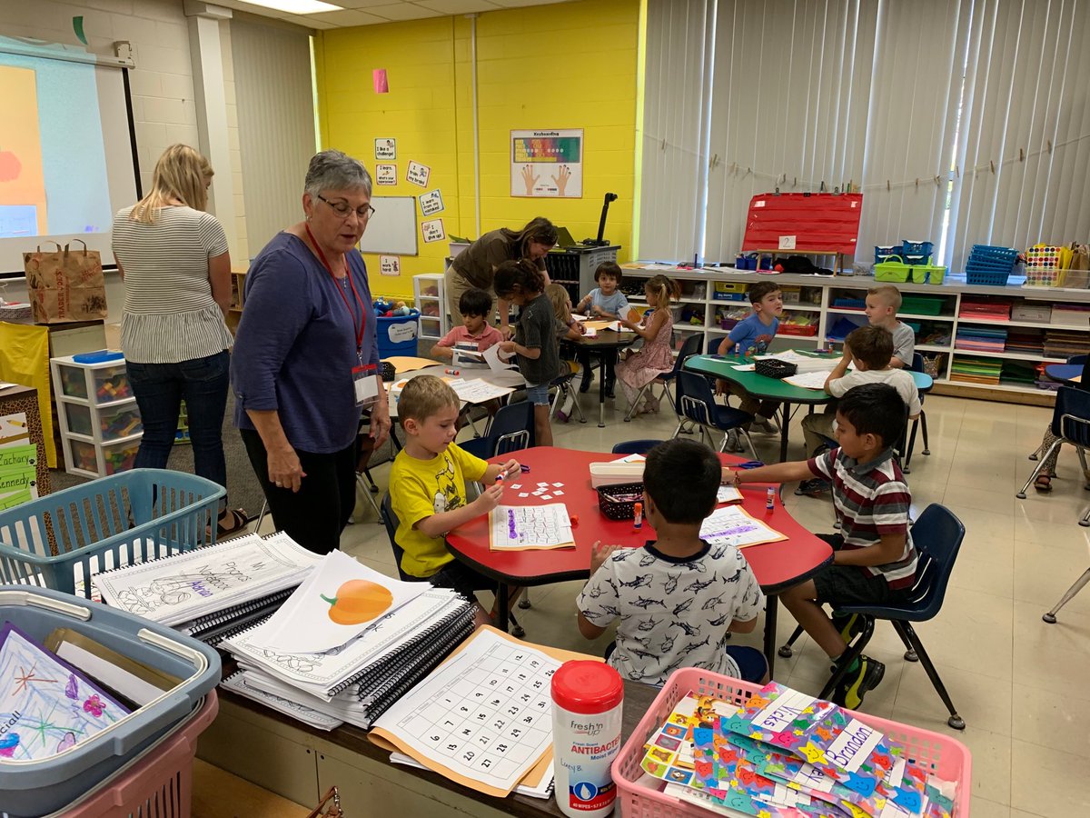 D13Jaguars's tweet photo. Our kdg volunteers are the BEST! Thanks for being present and helping our students! ⁦@MrsFonksFriends⁩ #ilbsd13 #DJroars #TMSGDJ https://t.co/ZG5UmehqEu